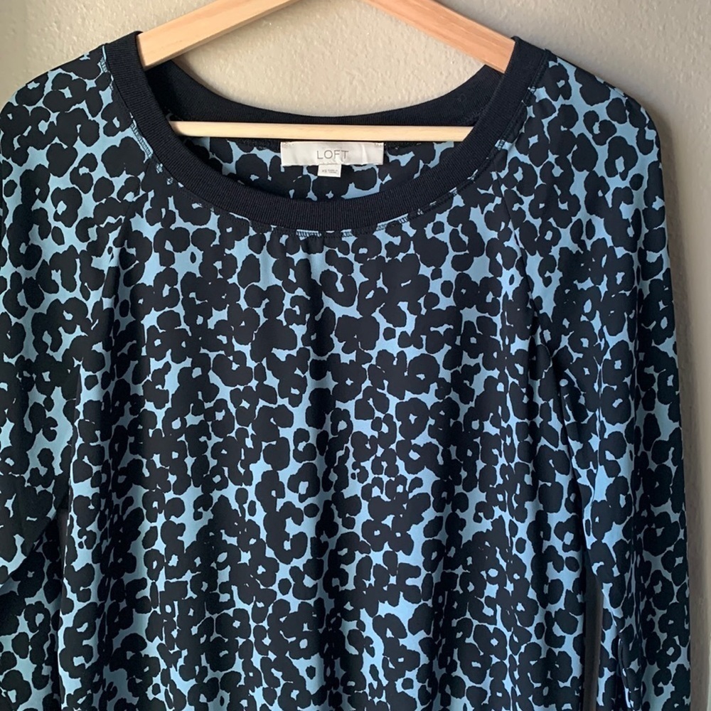 ANN TAYLOR LOFT Blue Print Long Sleeve Banded Waist Top